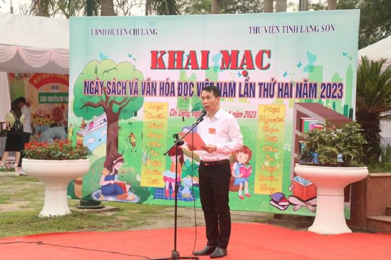 Đồng chí Vi Quang Trung, Phó Chủ tịch UBND huyện Khai mạc Ngày hội sách